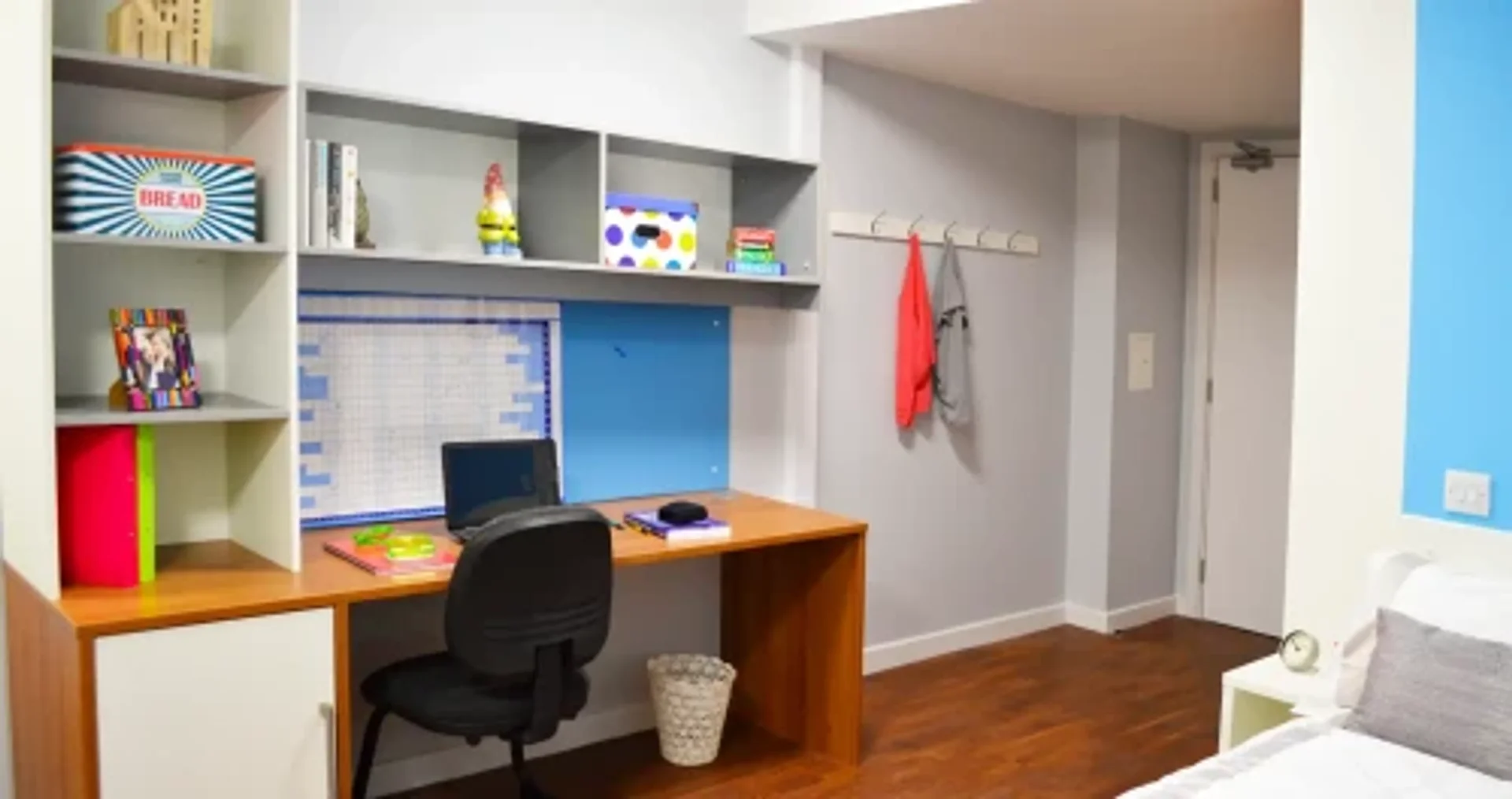 Functional student room perfect for studying in 
