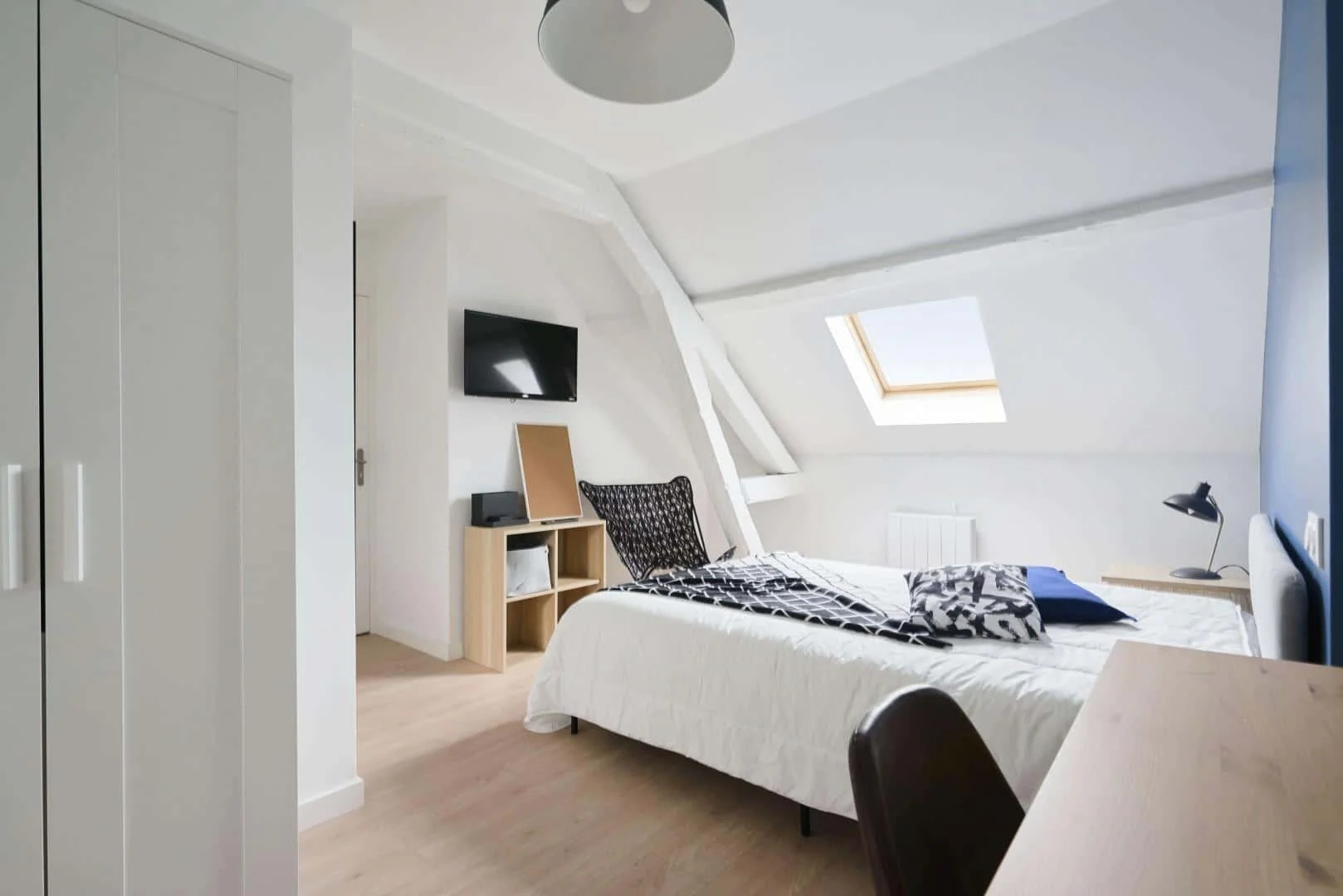 Studentenzimmer in  mit Arbeitsbereich und Gemeinschaftseinrichtungen