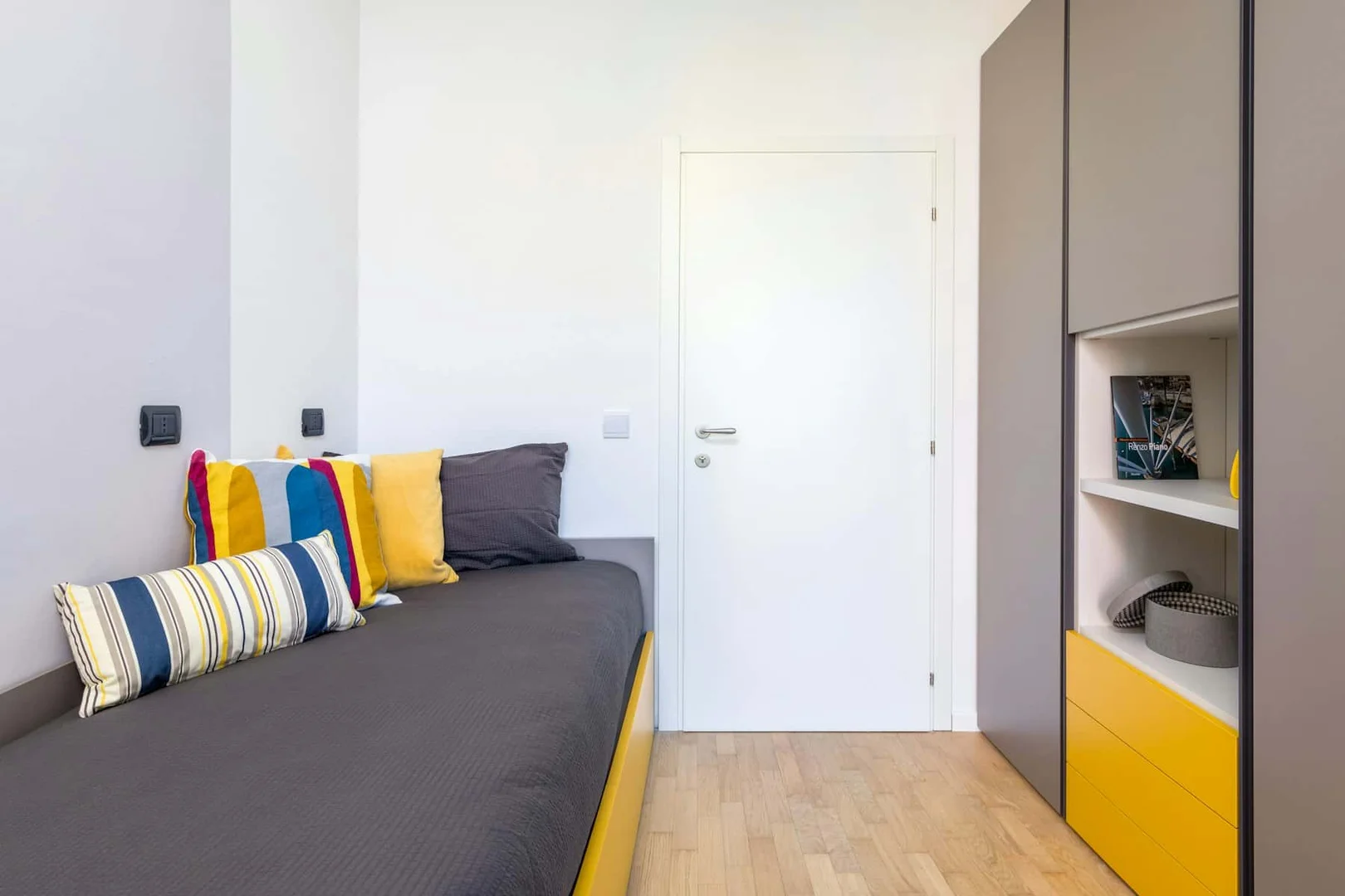 Studentenzimmer in  mit Arbeitsbereich und Gemeinschaftseinrichtungen