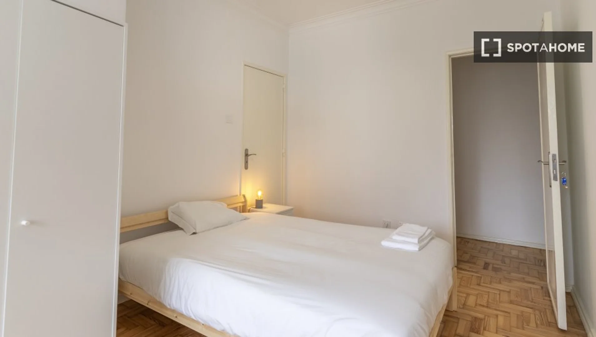 Habitación estudiantil funcional perfecta para estudiar en 