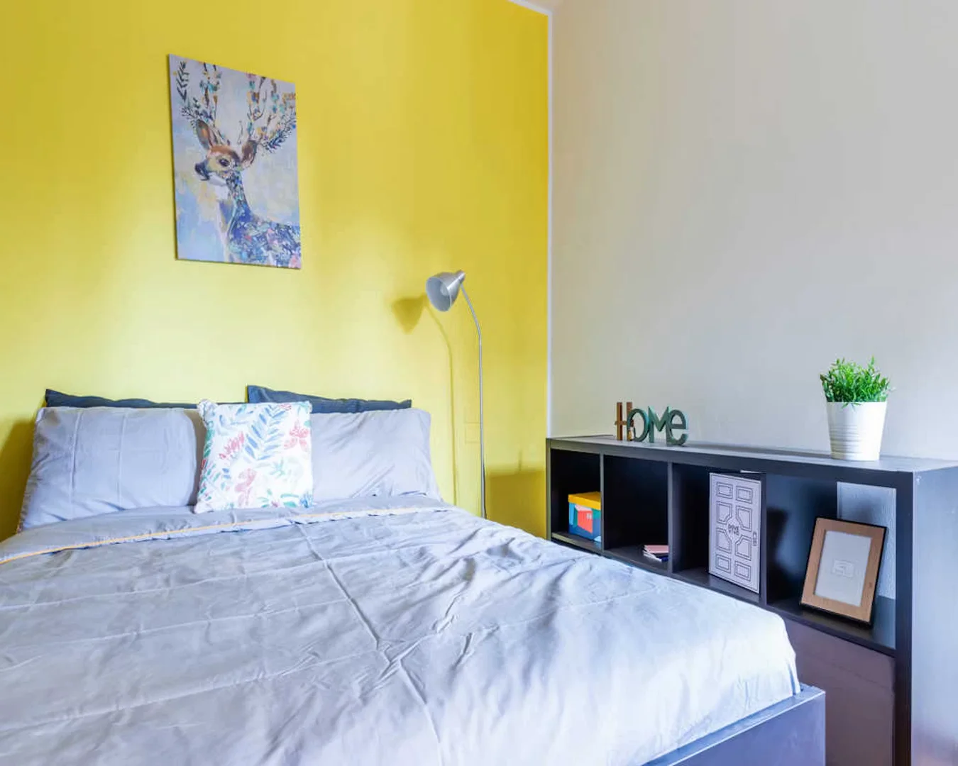 Chambre d'étudiant à  avec espace d'étude et installations communes