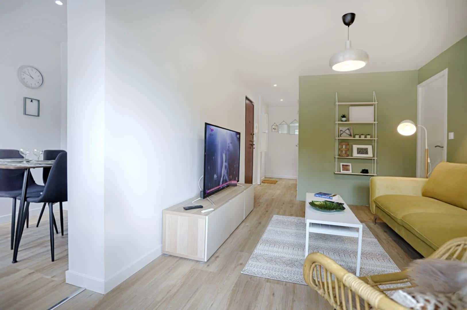Chambre d'étudiant à  avec espace d'étude et installations communes