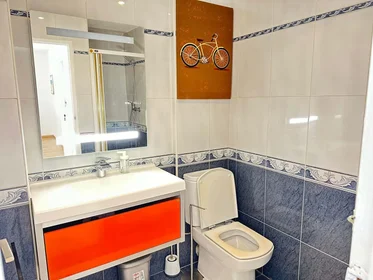 Privatzimmer in der C. de San Asturio Serrano, 3, 28802 Alcalá de Henares, Madrid, Spain, bild 8 von 27