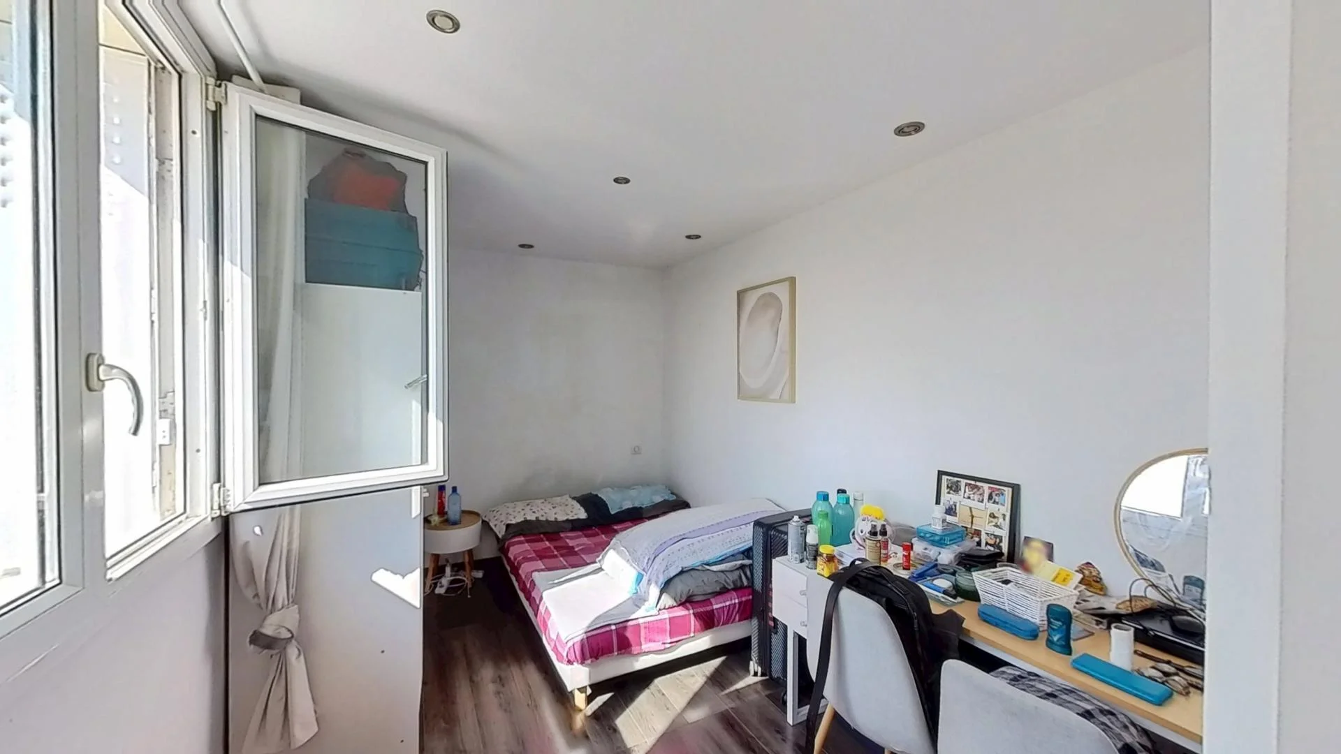 Functional student room perfect for studying in 
