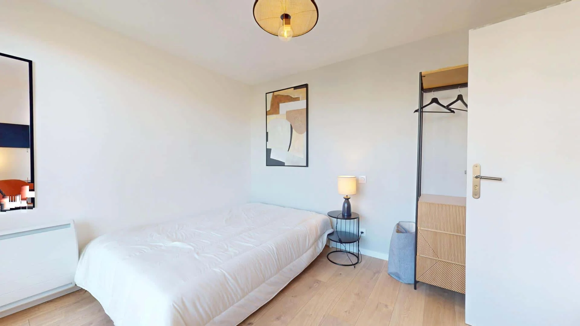 Chambre abordable pour les étudiants avec un bon éclairage dans 
