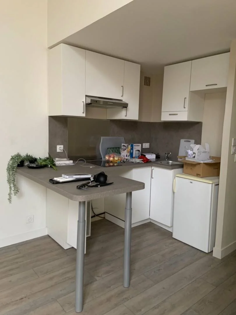 Chambre confortable pour étudiants disponible dans 