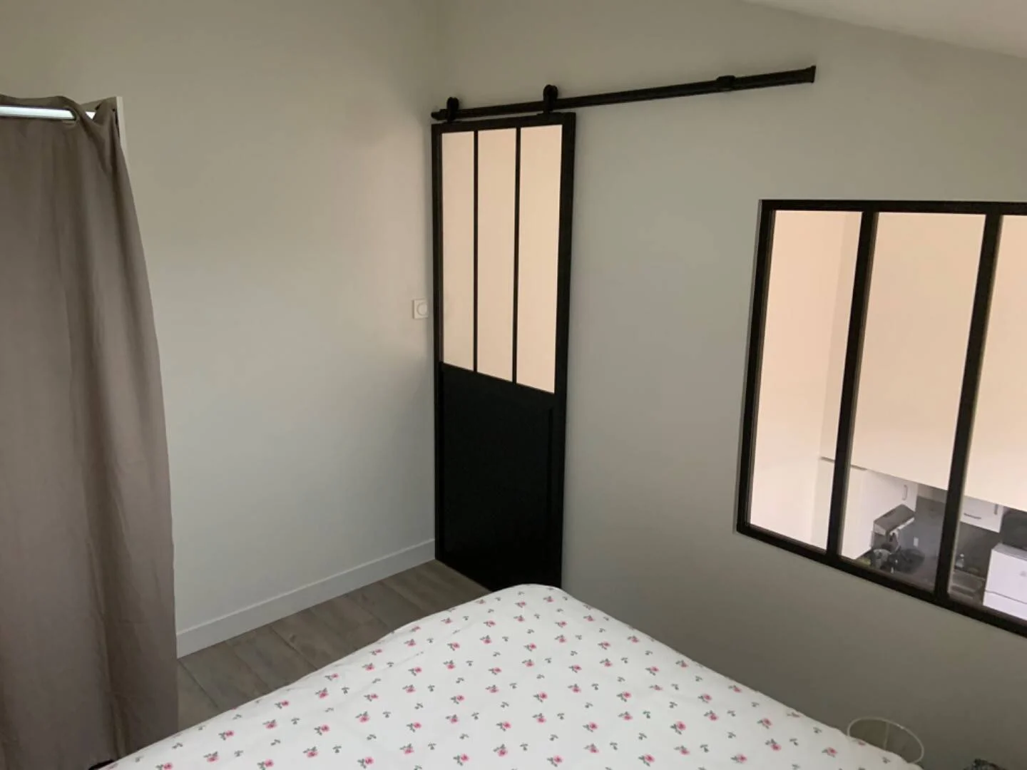 Chambre d'étudiant à  avec espace d'étude et installations communes