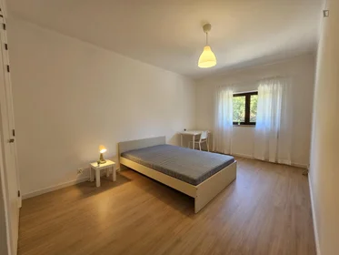 Privatzimmer in der Estrada Nossa Senhora do Amparo, bild 1 von 12