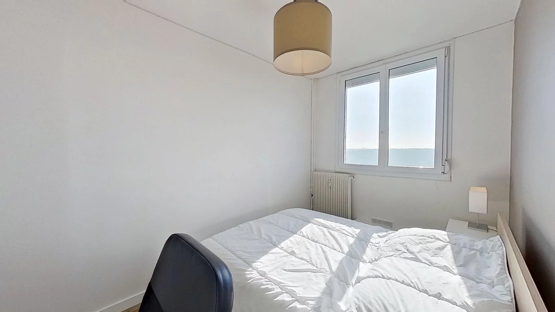 Habitación estudiantil funcional perfecta para estudiar en 