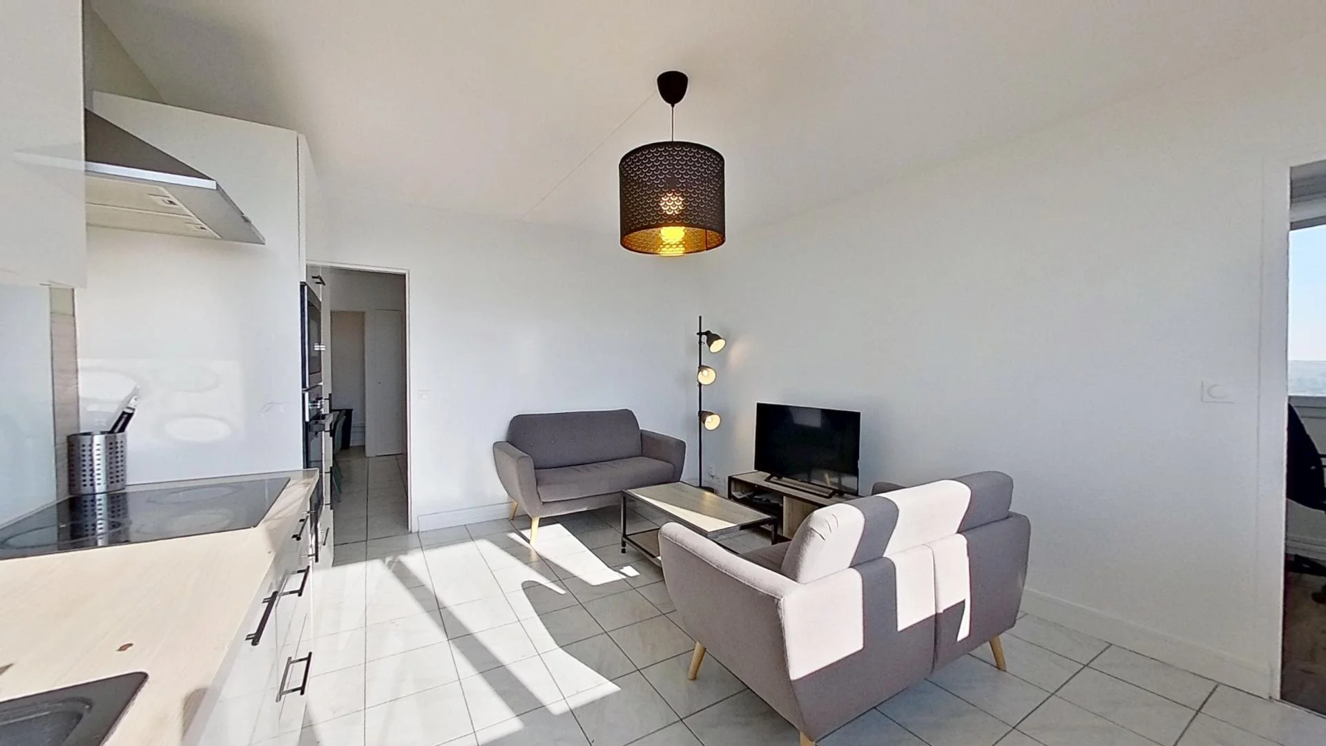 Habitación estudiantil funcional perfecta para estudiar en 