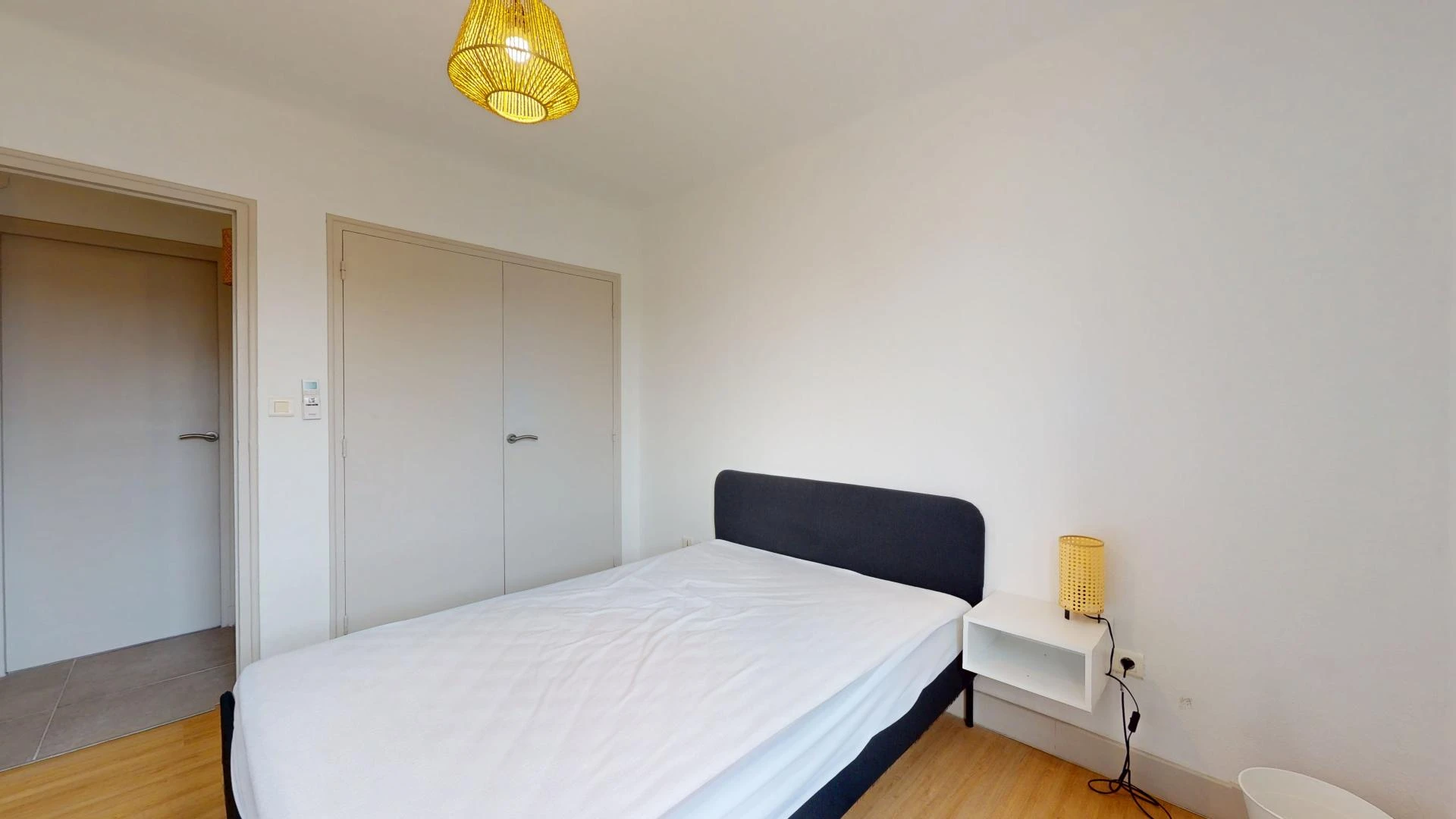 Habitación estudiantil amplia y cómoda en