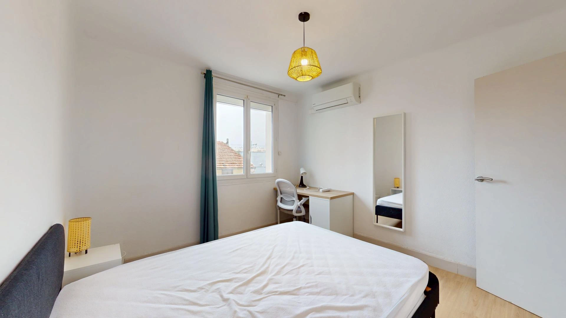 Habitación estudiantil amplia y cómoda en