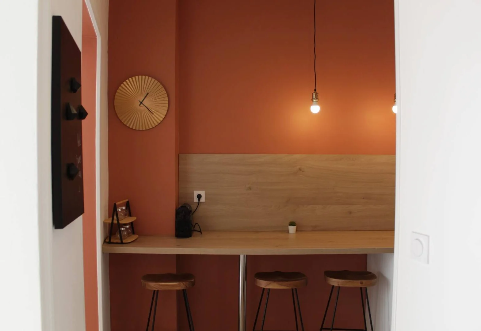 Habitación estudiantil funcional perfecta para estudiar en 