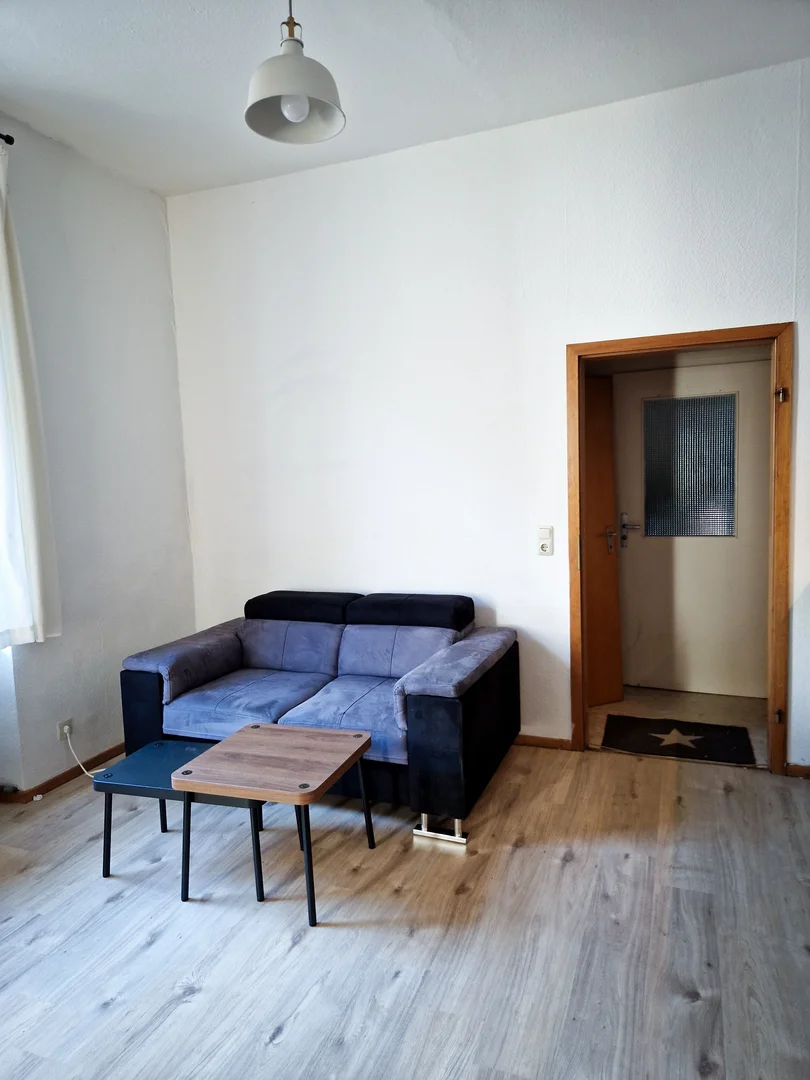 Habitación estudiantil funcional perfecta para estudiar en 