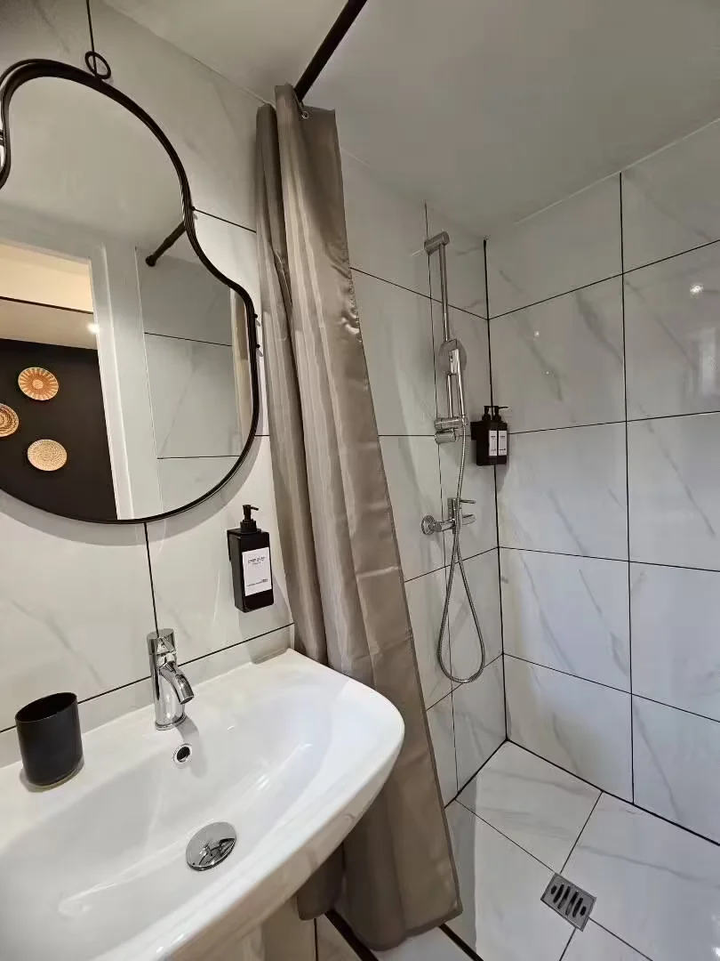 Funkcjonalny pokój studencki idealny do nauki w 
