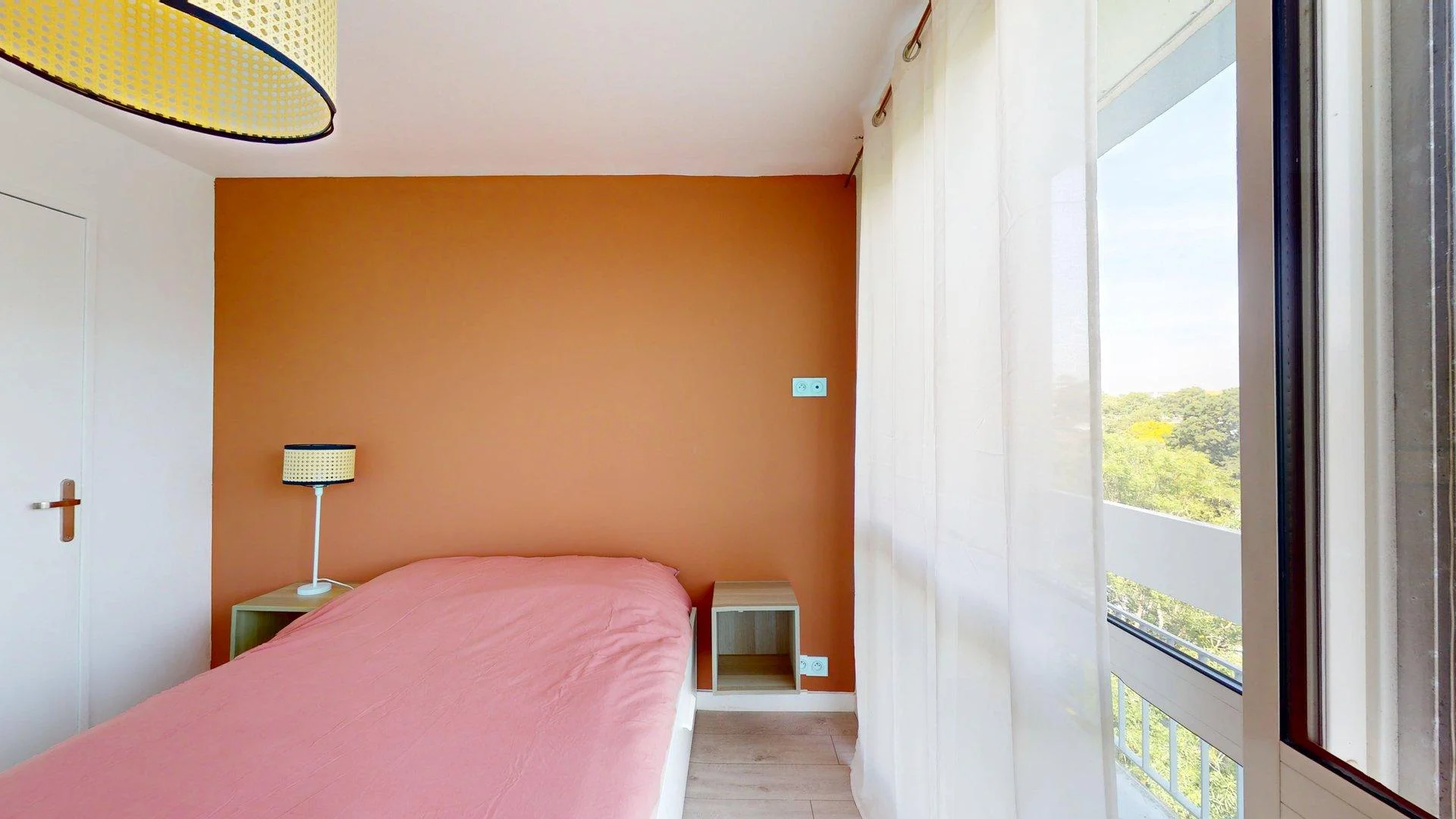 Studentenzimmer in  mit Arbeitsbereich und Gemeinschaftseinrichtungen