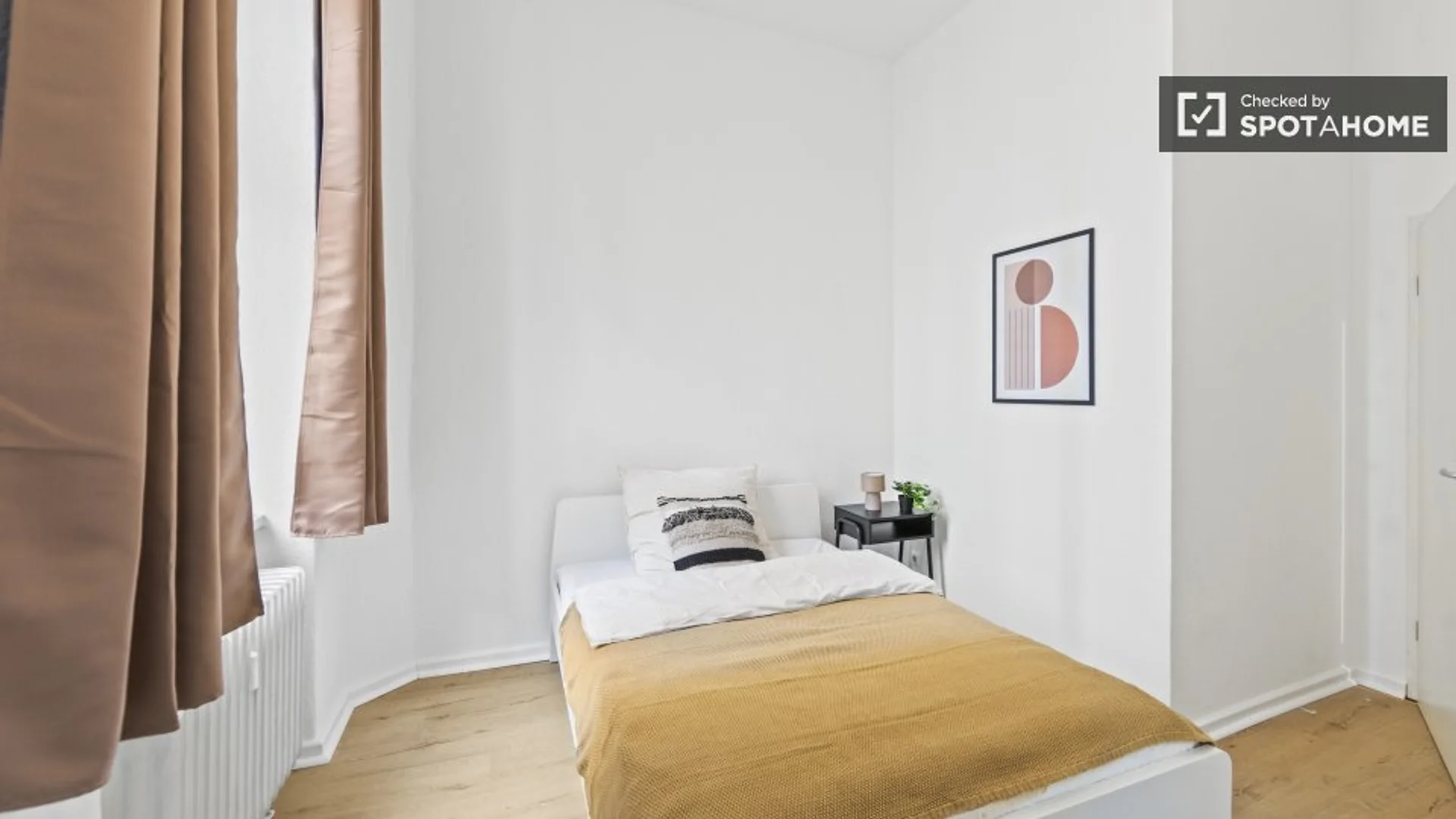 Habitación estudiantil luminosa y aireada con fácil acceso a la universidad en