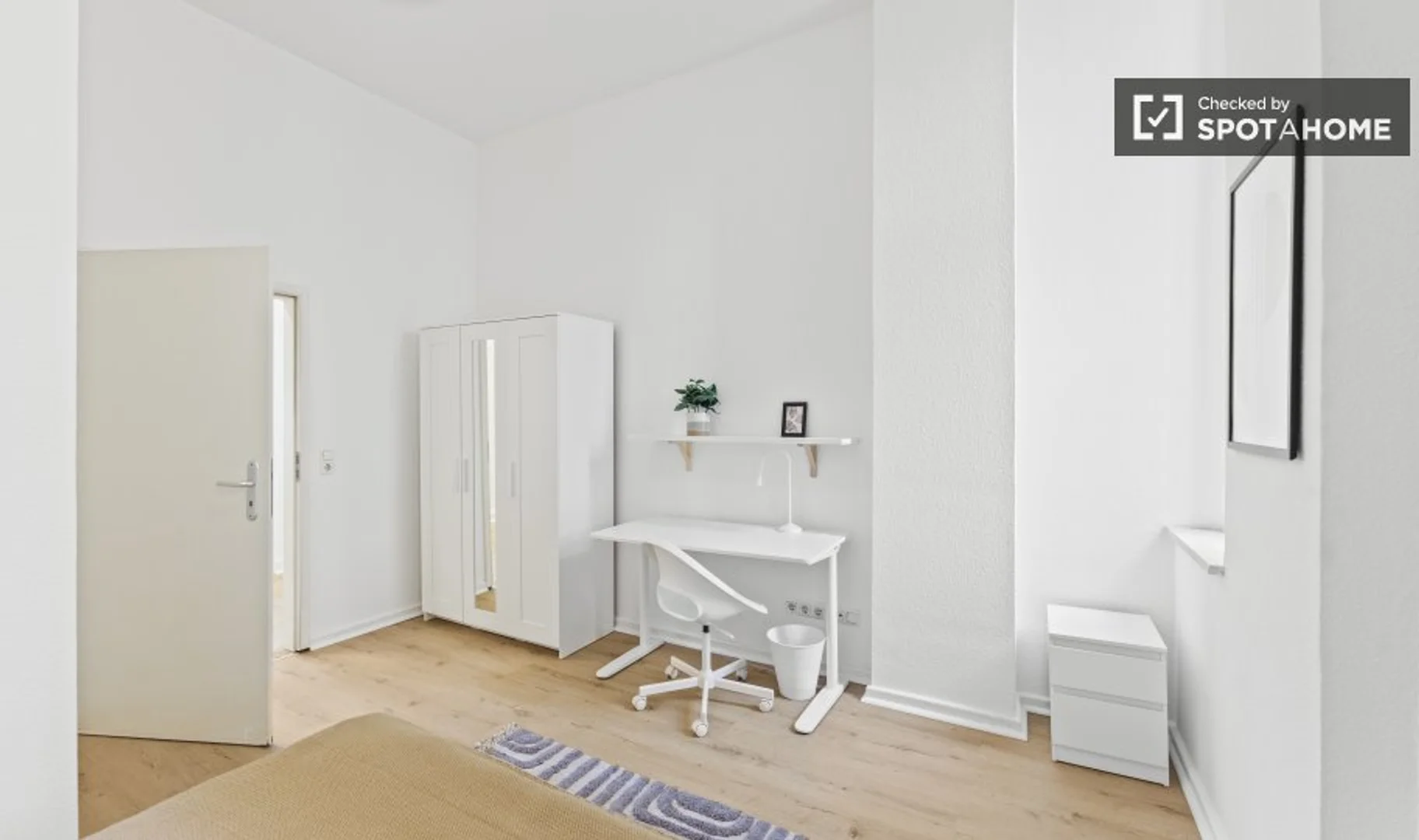 Habitación estudiantil luminosa y aireada con fácil acceso a la universidad en