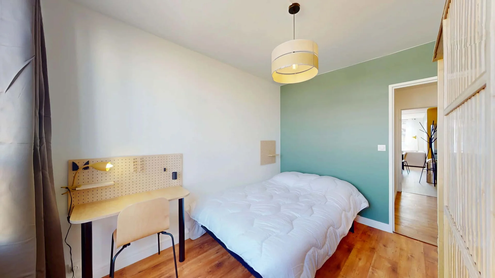 Bright and airy student room with easy university access in