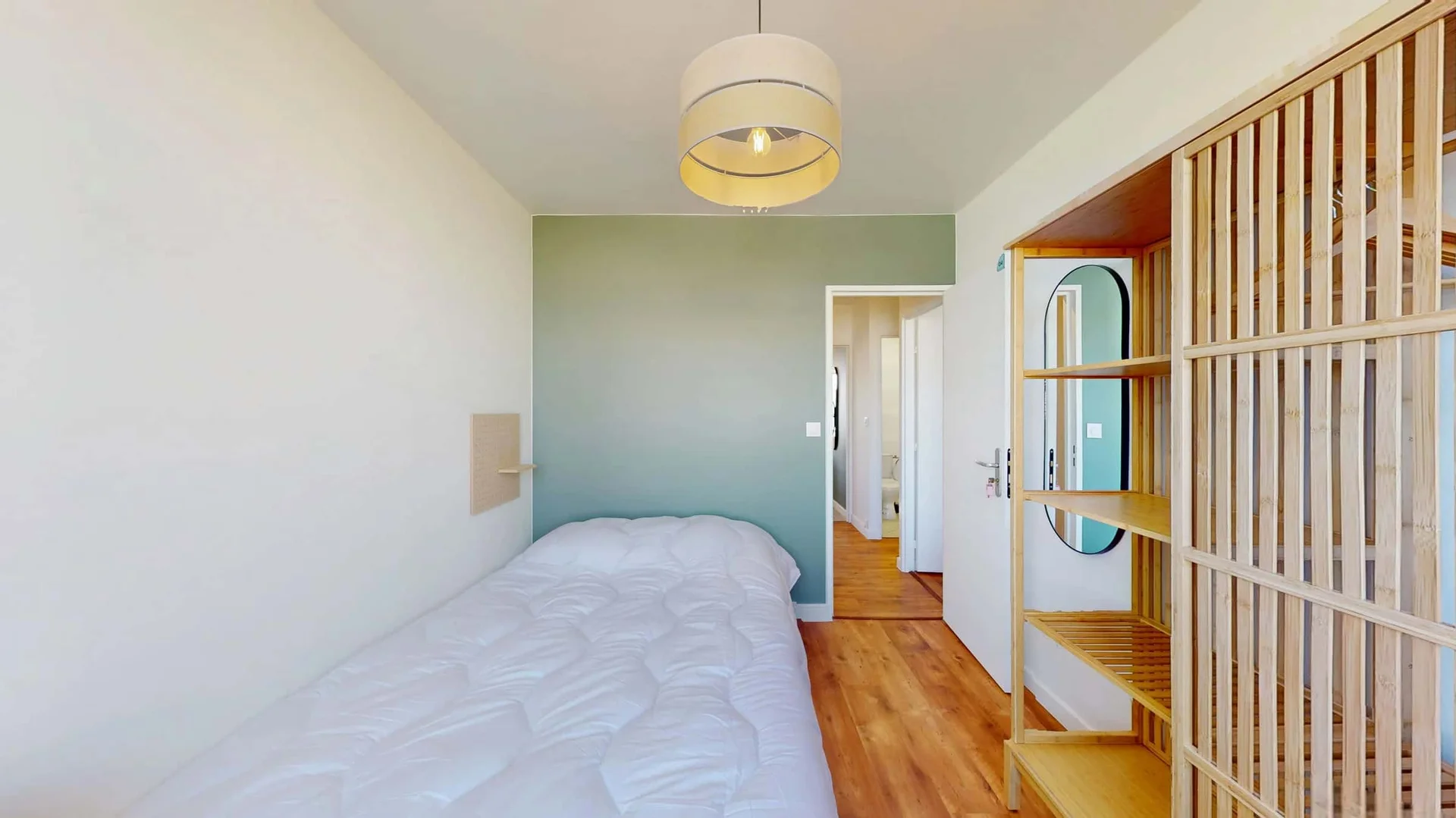 Student-friendly room in with modern amenities
