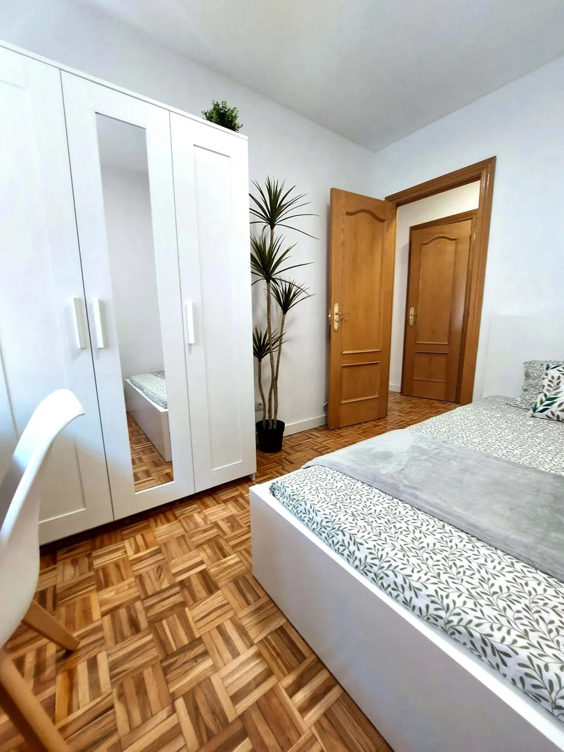 Habitación asequible para estudiantes con buena iluminación en