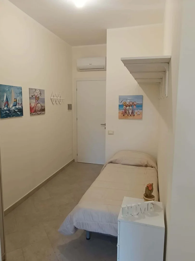 Quarto acessível para estudantes com iluminação ampla em 