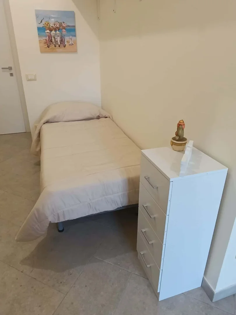Quarto amigo do estudante em  com comodidades modernas