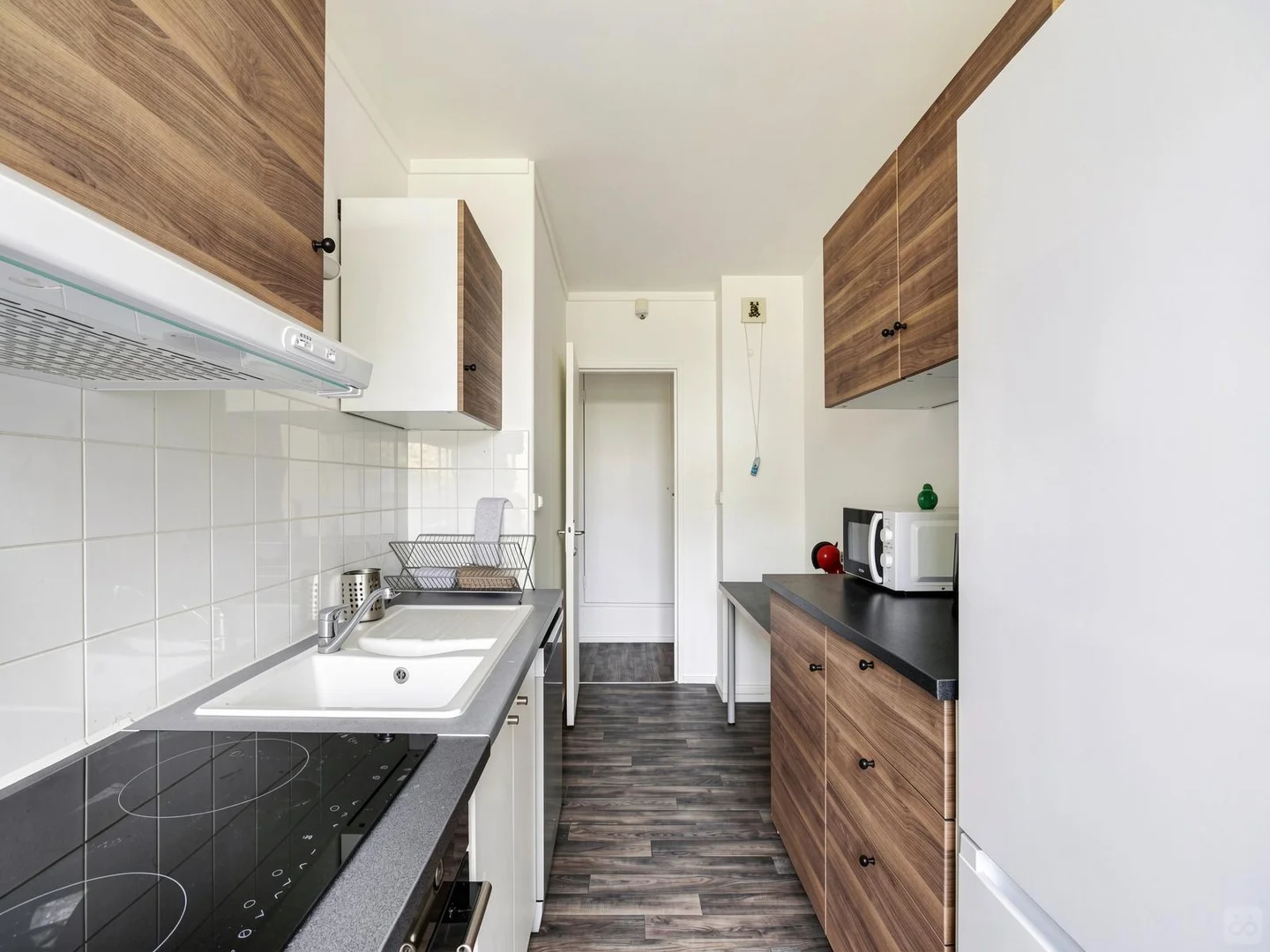 Habitación estudiantil luminosa y aireada con fácil acceso a la universidad en 
