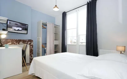 Zimmer mit Doppelbett zu vermieten {area}