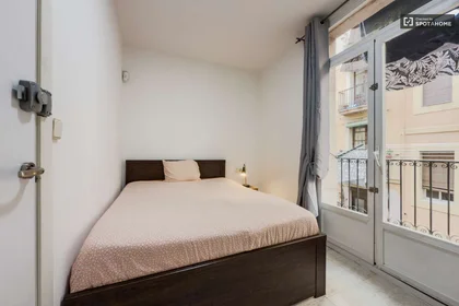 Private room at Carrer de la Lluna, image 1 of 17