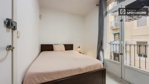 Private room at Carrer de la Lluna, image 2 of 17
