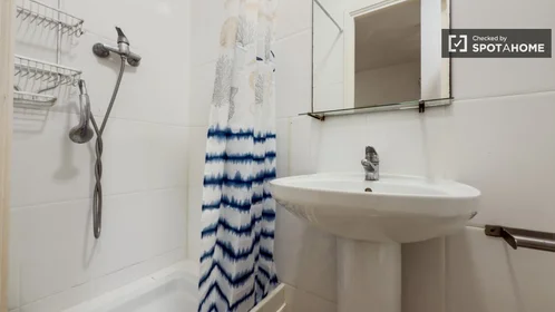Private room at Carrer de la Lluna, image 13 of 17