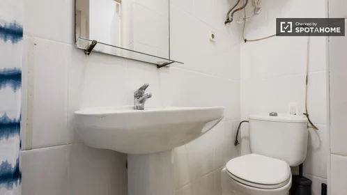 Private room at Carrer de la Lluna, image 14 of 17