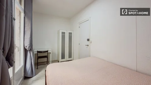 Private room at Carrer de la Lluna, image 3 of 17