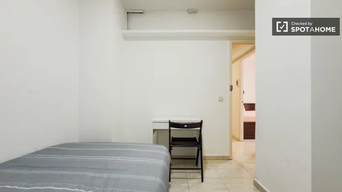 Private room at Carrer de la Lluna, image 8 of 17