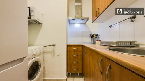 Private room at Carrer de la Lluna, image 10 of 17