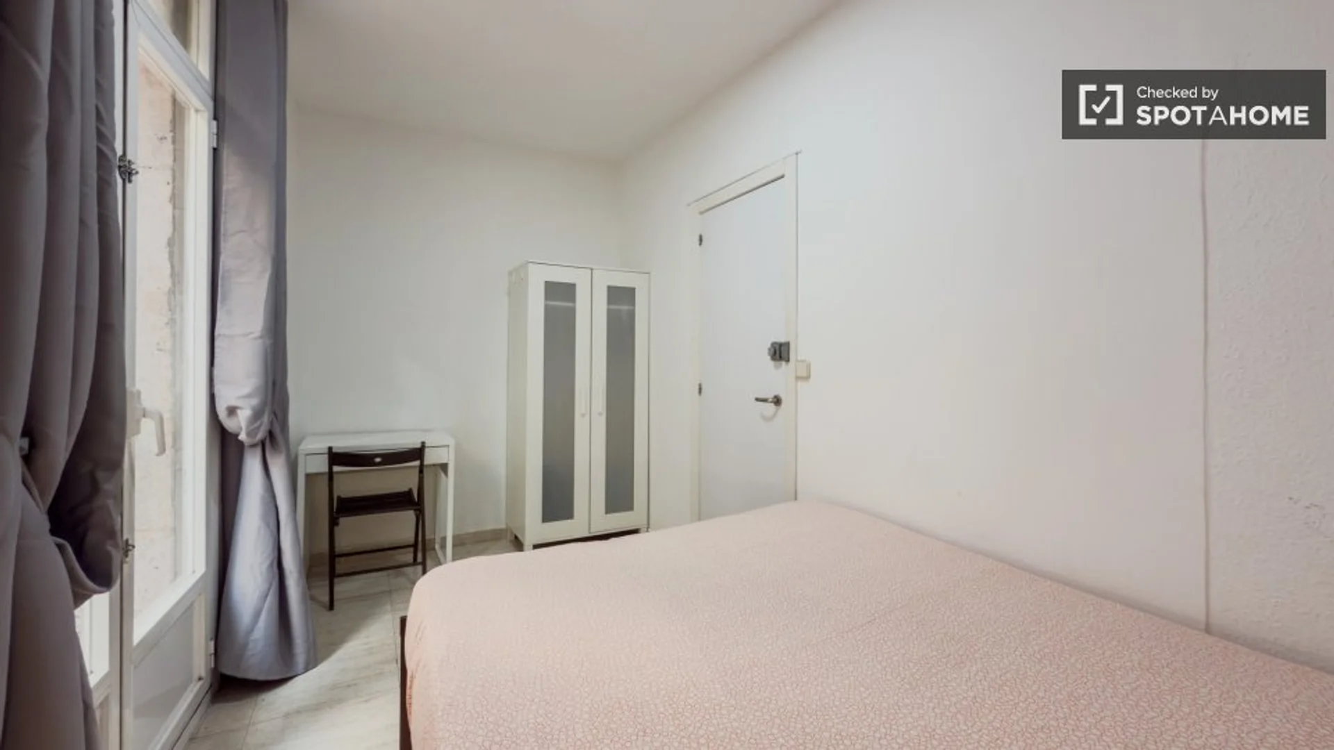 Cozy room for students available in 