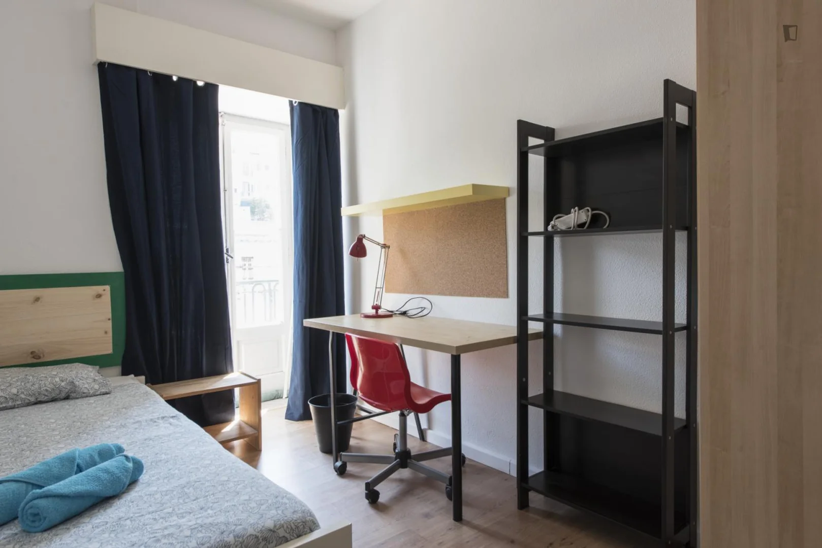 Habitación estudiantil funcional perfecta para estudiar en 