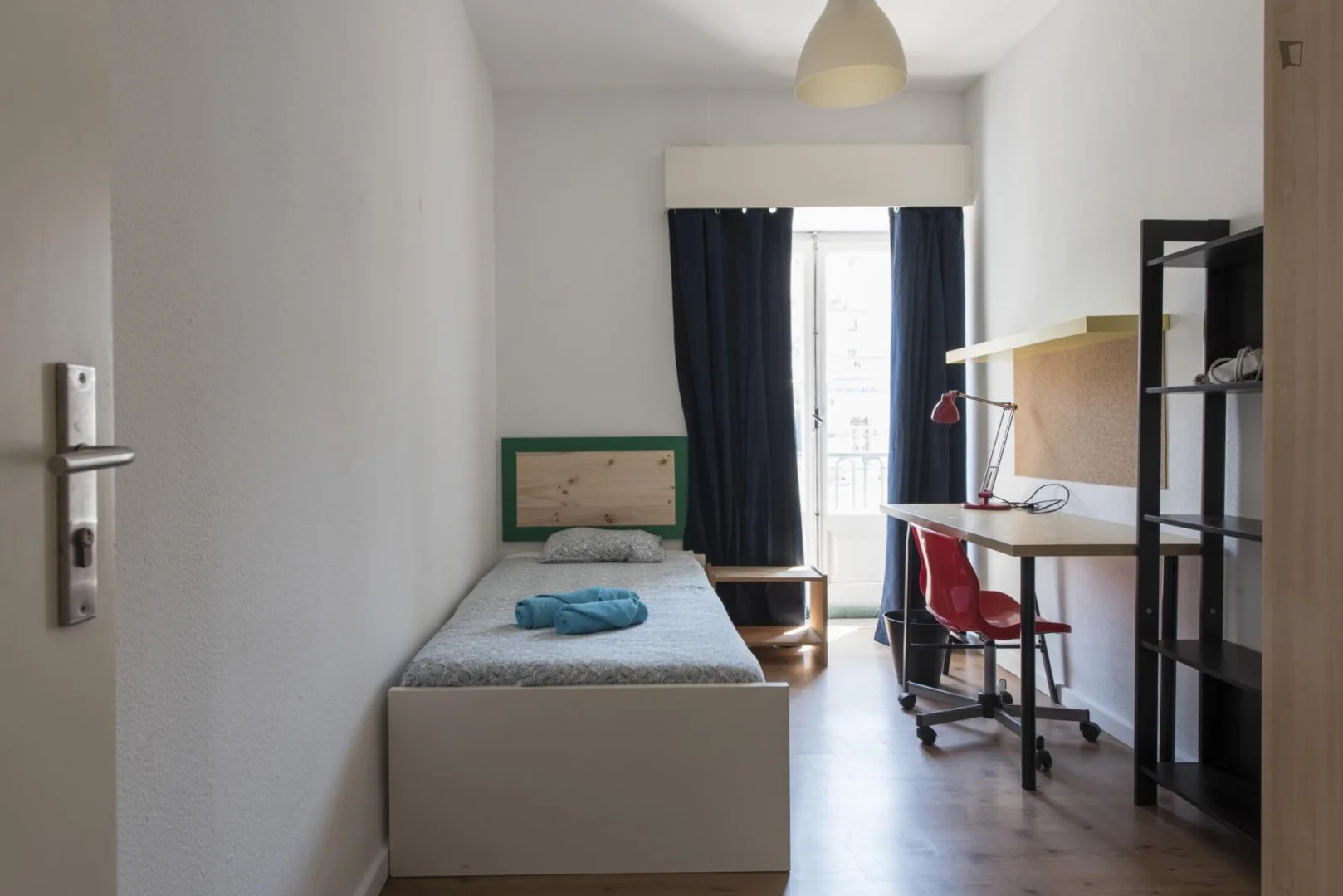 Habitación estudiantil funcional perfecta para estudiar en 