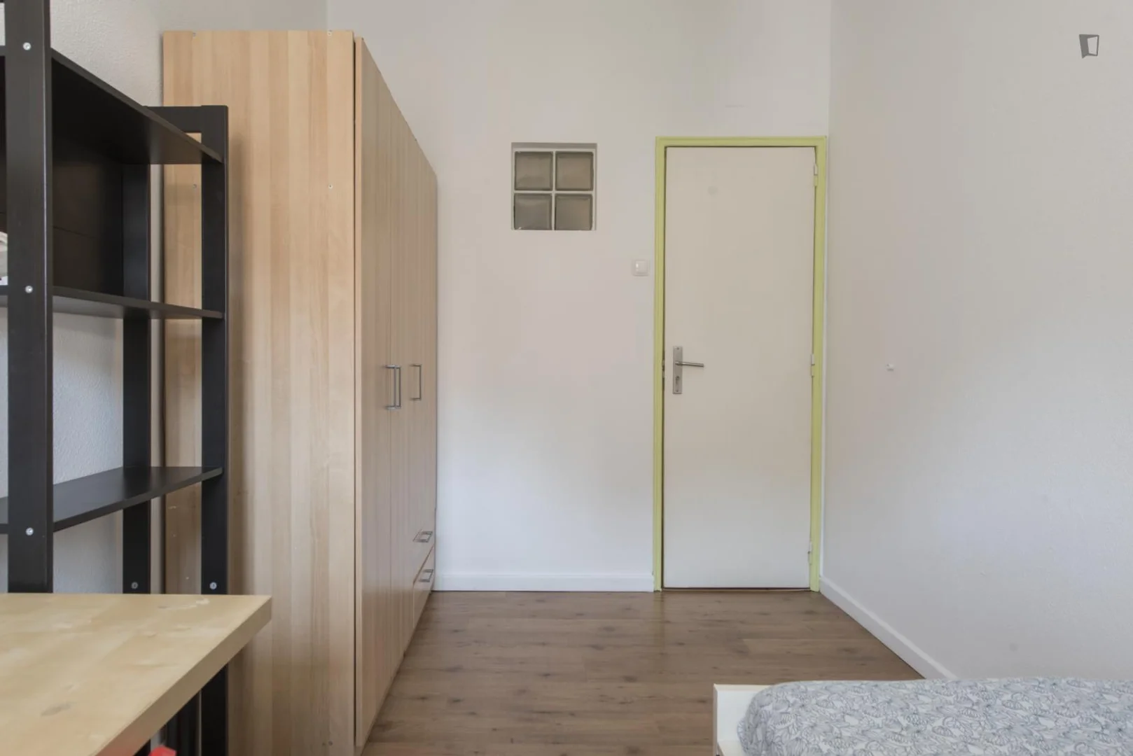 Habitación estudiantil amplia y cómoda en 