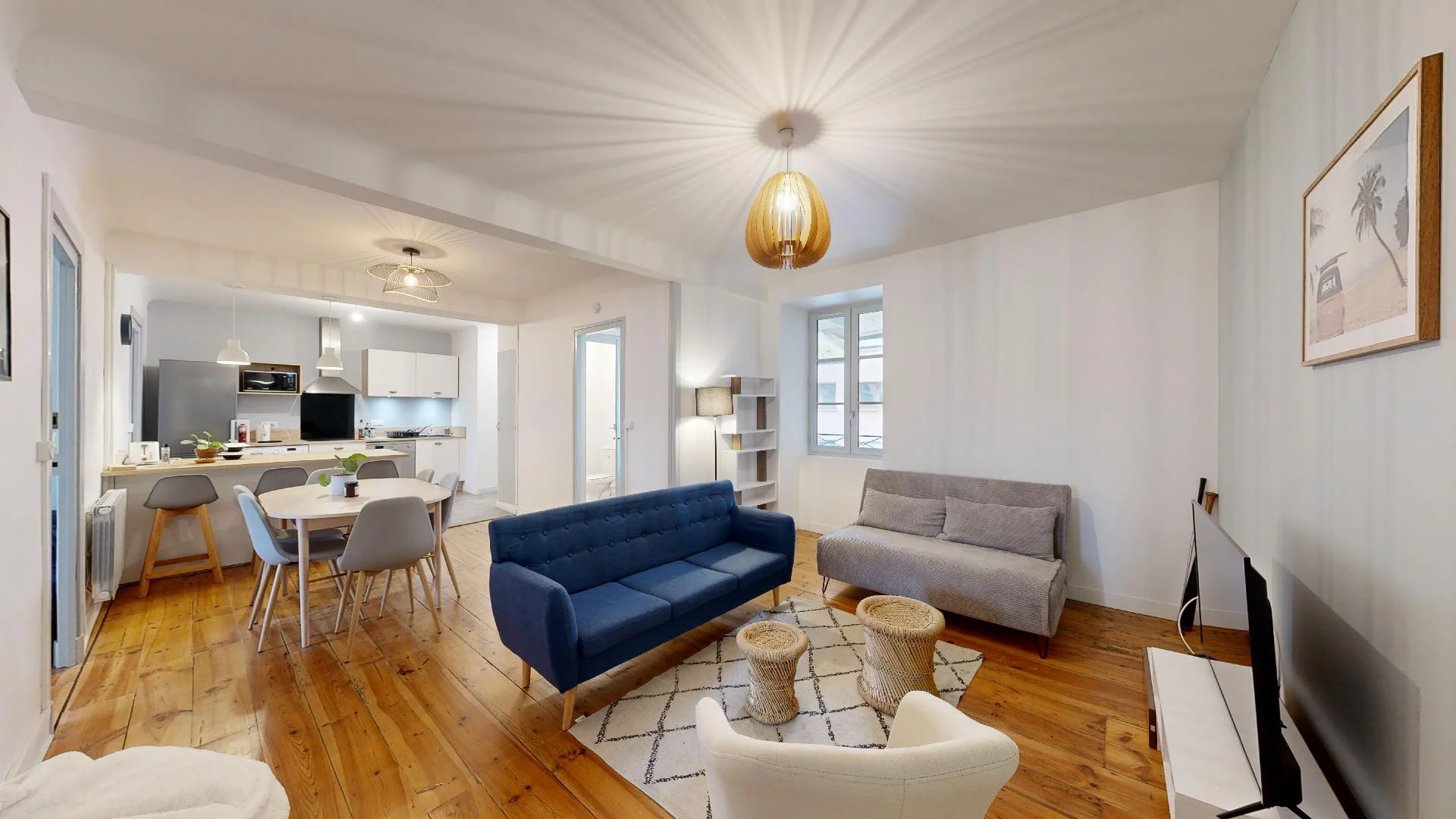 Stanza economica per studenti con ampia illuminazione in 