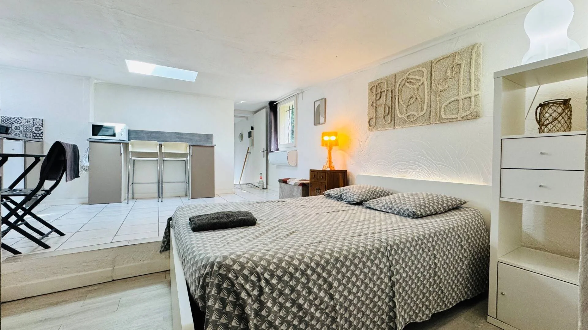 Habitación estudiantil funcional perfecta para estudiar en 