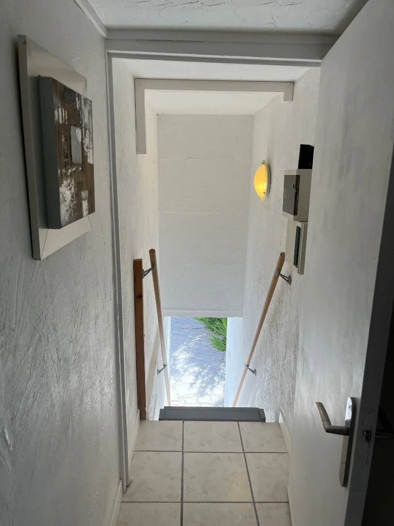 Habitación estudiantil funcional perfecta para estudiar en 