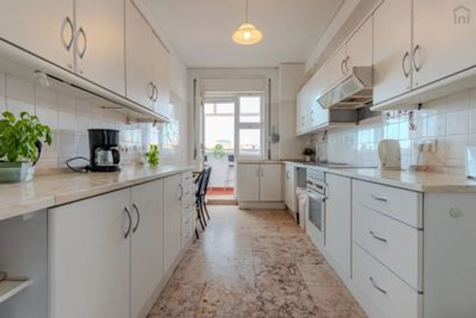 Bright and airy student room with easy university access in 