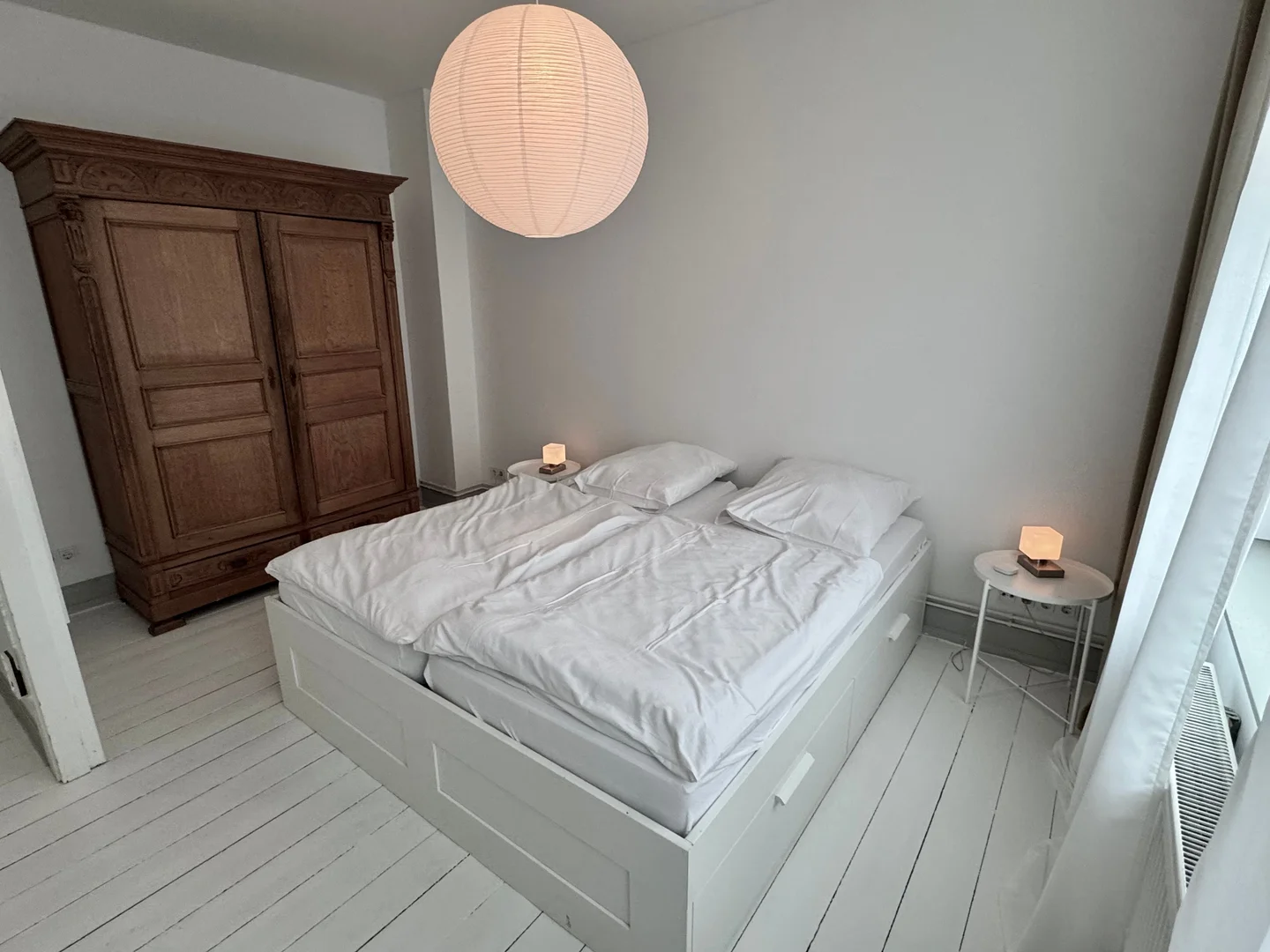 Studentenzimmer in  mit Arbeitsbereich und Gemeinschaftseinrichtungen