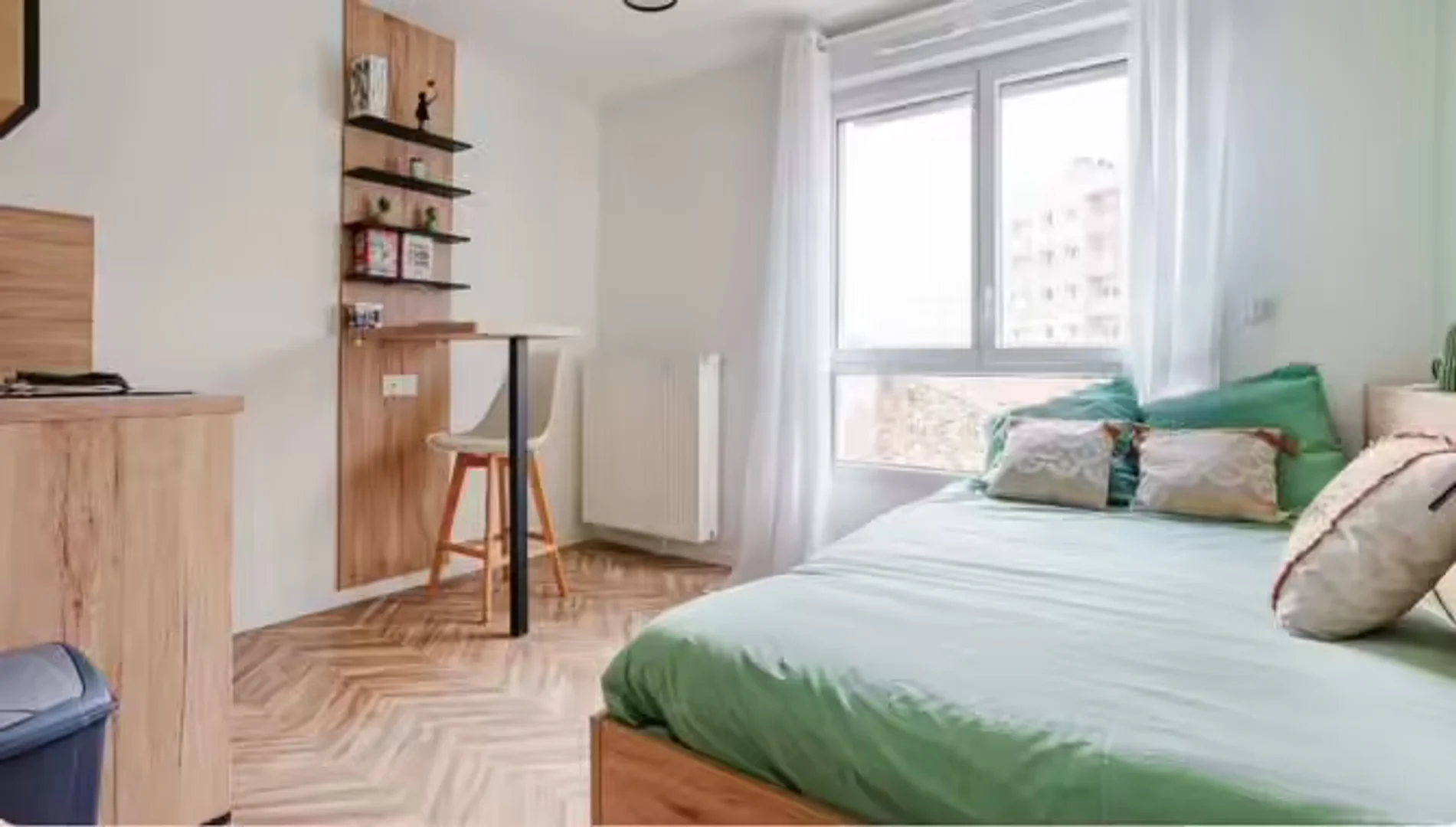 Chambre d'étudiant lumineuse et aérée avec accès facile à l'université dans 