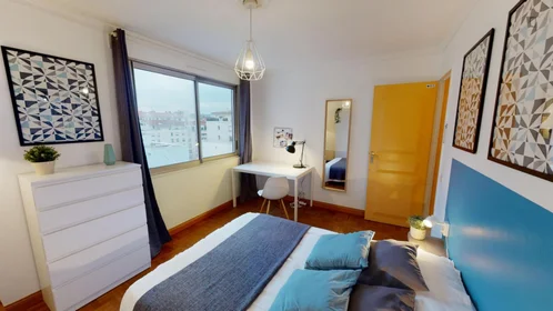 Chambre à louer dans un appartement en colocation à {area}