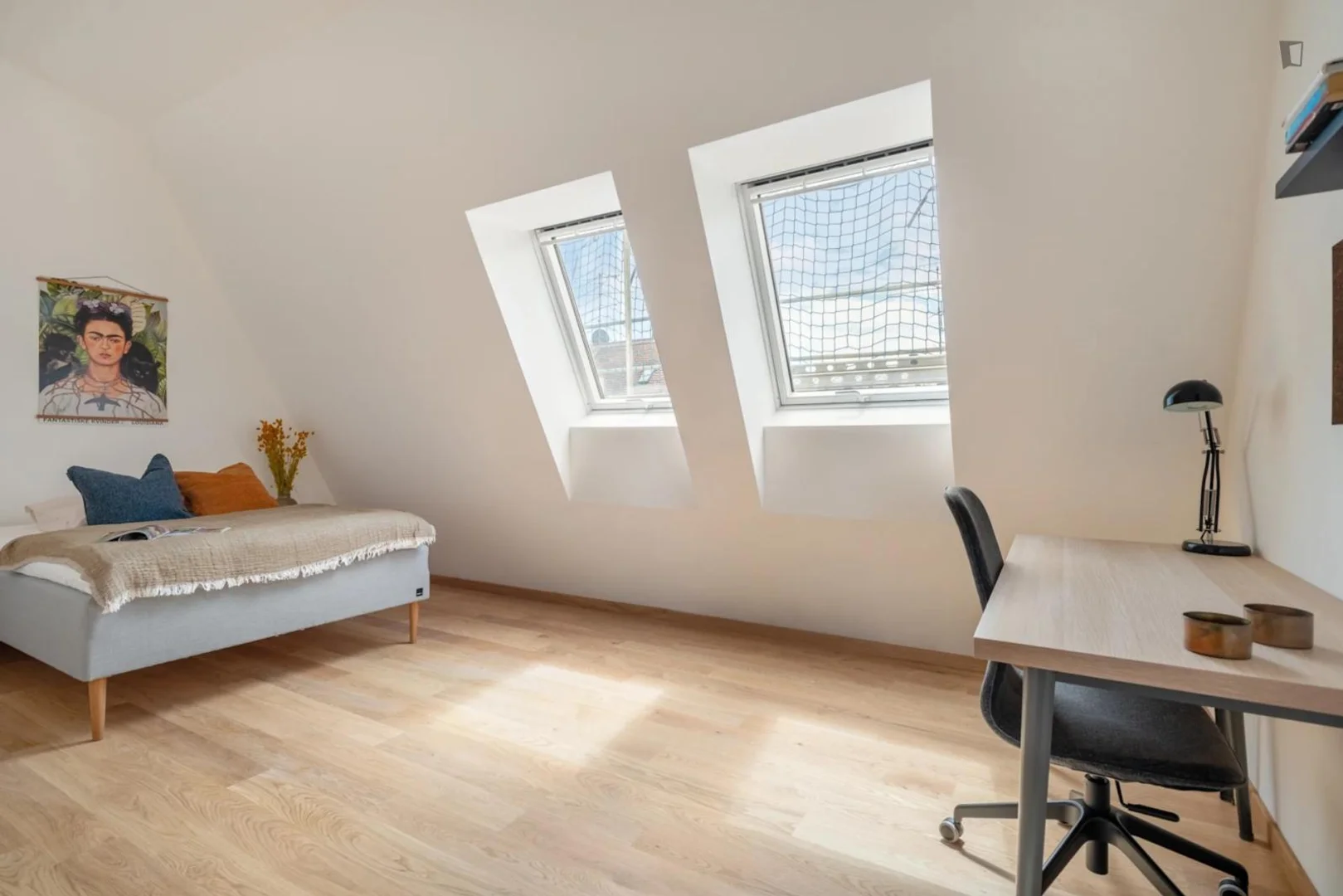 Quarto de estudante confortável e espaçoso em 