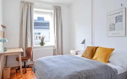 Zimmer mit Doppelbett zu vermieten {area}