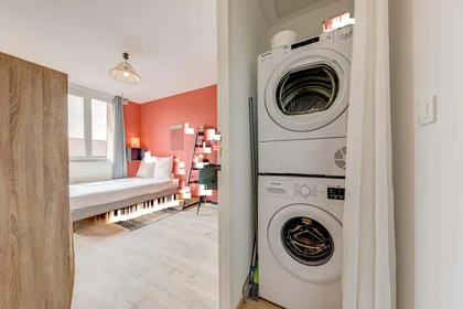 Habitación privada en 5 Rue Charles Montaland, 69100 Villeurbanne, France, imagen 13 de 13